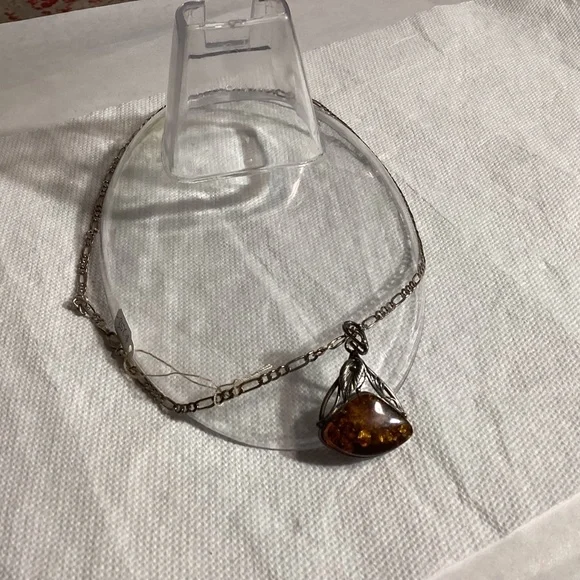 AMBER NECKLACEORNATE. Lovely chain. CALA DESIGN TOO ARTIST MADE